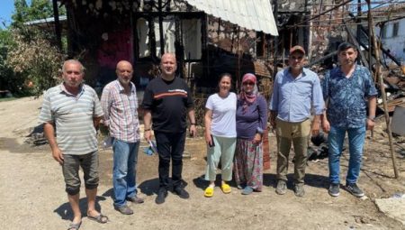 Bursa Yenişehir’de evi yanan aileye CHP’li üyelerden ‘geçmiş olsun’ ziyareti