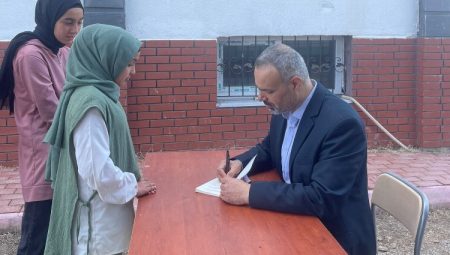 Köy okulunda arkadaş konferansı