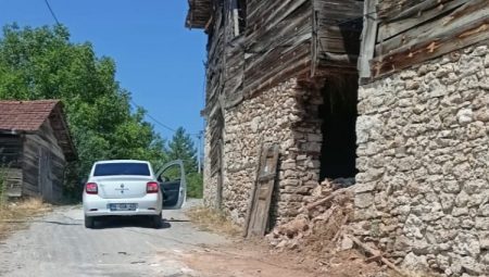 Keles'te sel samanlıkları yıktı 