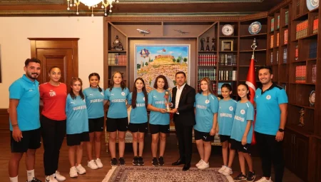 Başkan Arı başarılı sporcuları ödüllendirdi
