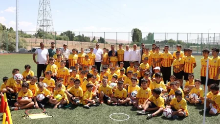 Başkan Metin sözünü tuttu: Çocuklar antrenman malzemelerine ve formalarına kavuştu