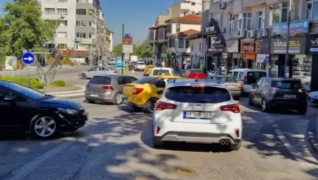 Bursa’da Çekirge Meydanı trafikle boğuşuyor