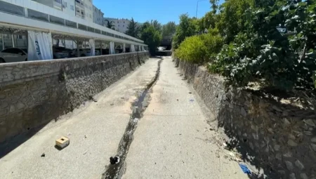 Bursa’da kuruyan dere kötü koku yayıyor