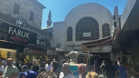 Bursa Kapalı Çarşı yoğunluğu ile dikkat çekti