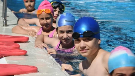 Bursa Osmangazi'de minik yüzücüler sertifikalandı