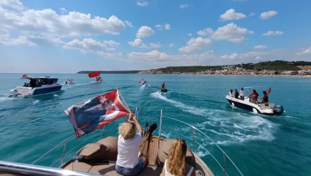 Erikli’de 30 Ağustos teknelerin geçişi ile kutlandı