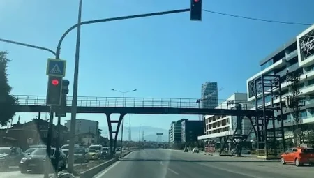 Bursa Geçit’te üst geçit ve trafik lambaları sürücüleri isyan ettiriyor