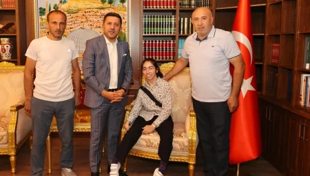 Genç yazar kitabının ilk baskısını Başkan Arı’ya hediye etti