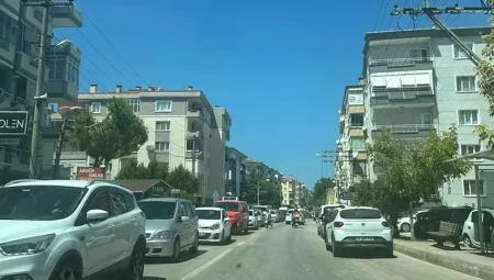 Güzelyalı’da hafta sonları ve İDO’nun geliş saatinde trafik kilitleniyor
