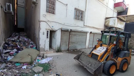 İki apartman boşluğundan bir kamyon çöp çıktı