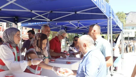 İzmit depremde hayatını kaybeden vatandaşları unutmadı