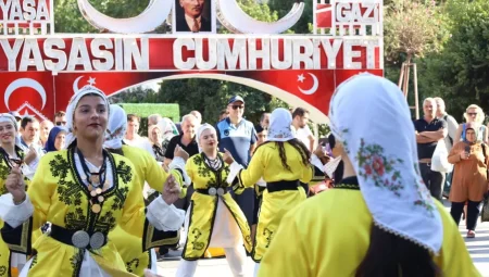 İzmit’te üç ülkenin halk danslarıyla unutulmaz gösteri