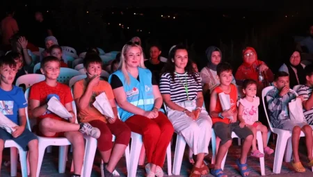 İzmit’te Yassıbağlı miniklerin sinema keyfi