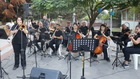İzmit’te Yaz Akşamları Türkçe Pop konseriyle devam etti 