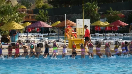 Karabağlar Belediyesi’nden çocuklara yüzme eğitimi