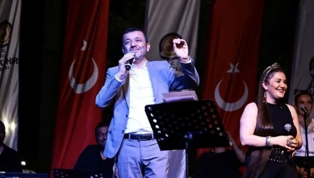 Konserde "Yalandan gülme" göndermesi
