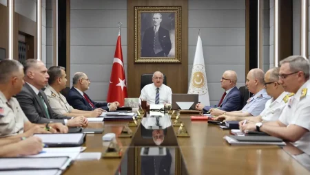 Kuvvet komutanlarıyla toplandı