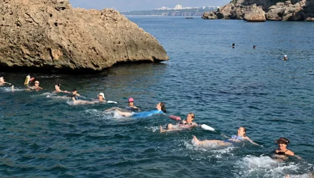 Muratpaşa’nın mavi bayraklı plajında su cimnastiği 
