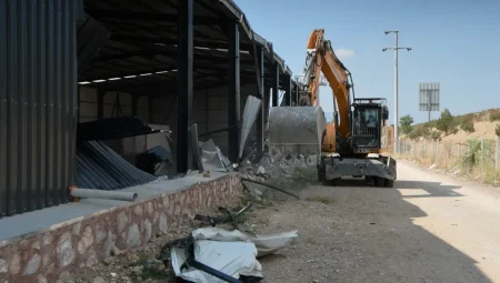 Osmangazi’de kaçak depo yıkıldı