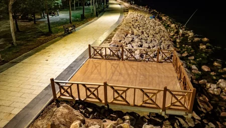 Tavşancıl Sahil Parkı gündüz başka gece başka güzel