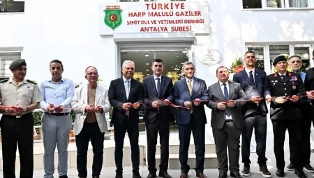 Muratpaşa’da yenilenen dernek binası açıldı