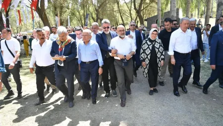 Akar ve Büyükkılıç, milletvekilleri ile birlikte Dadaloğlu Şenliklerine katıldı