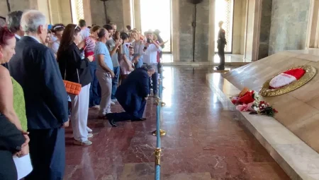 ATA Parti Genel Başkanı Atatürk’ü Türk töresine göre selamladı!