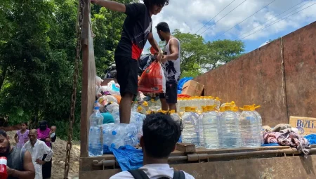 Bangladeş’teki sel mağdurlarına Help Yetim kayıklarla yardımları ulaştırdı