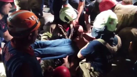 Düşen telefonunu alırken kayalıklara sıkıştı!