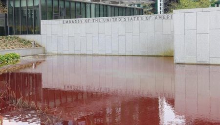 ABD elçiliğinde boyalı protesto: Havuzun rengi kıpkırmızı oldu