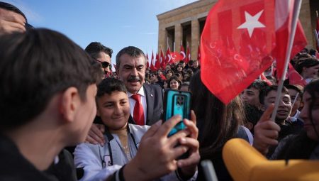 Bakan ve öğrenciler Anıtkabir’de