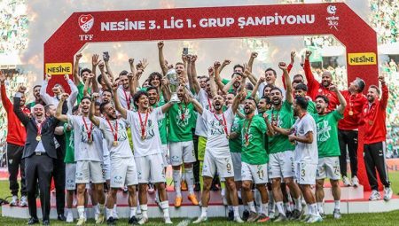 Bursaspor, şampiyonluk kupasını 45 bin taraftarın izlediği maçta aldı