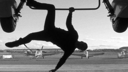 Çekimlerde bayıldı, kırılmadık kemiği kalmadı… 62 yaşında lakin dur durak bilmiyor… Yeni sineması için tekrar vefata meydan okudu