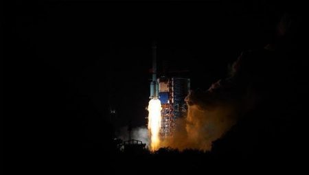 Çin’den uzay atağı: İrtibat uydusu fırlattı