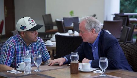 Demokrat Senatör Van Hollen, ezkaza hudut dışı edilen ABD vatandaşıyla El Salvador’da görüştü