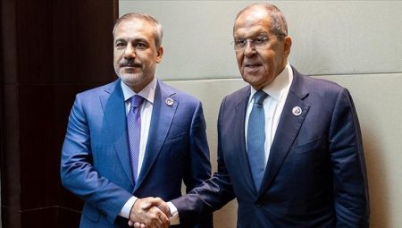 Dışişleri Bakanı Hakan Fidan, Lavrov ile bir ortaya geldi