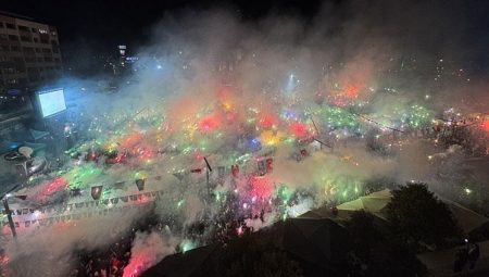 Esenler Erokspor-Kocaelispor maçı İzmit Kent Meydanı’ndaki dev ekrandan izlendi