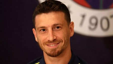 Fenerbahçeli Mert Hakan Yandaş hastanelik oldu!