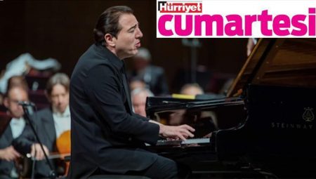 Genç yetenekler piyano başında