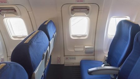 Havada dehşet dolu anlar: Yolcu, uçağın acil çıkış kapısını açmaya çalıştı