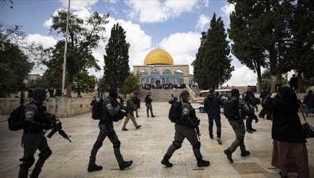 İsrailliler Mescid-i Aksa’ya baskın düzenledi: Aşrı sağcı bakan da katıldı