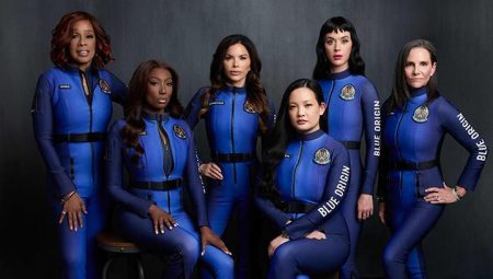 Katy Perry uzay seyahatini tamamladı: Dünyaya dönünce toprağı öptü