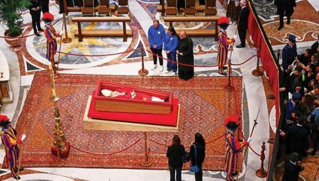 Mumyalandı ziyarete açıldı… Onbinler Vatikan’a akın etti