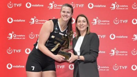 Sultanlar Ligi final serisinin en süratli servisini atan Van Ryk’a ödül