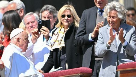 Taburcu olan Papa, Vatikan meydanında kalabalığa sürpriz yaptı