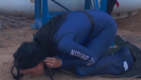 Ünlü müzikçi Katy Perry uzaya gitti, dönünce toprağı öptü