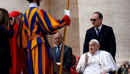 Vatikan’da ‘Palmiye Pazarı’ ayini: Tedavisi süren Papa’dan sürpriz