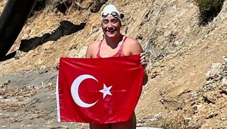 Açık su yüzücüsü Aysu Türkoğlu Ka’iwi Kanalı’nı geçerek tarih yazdı