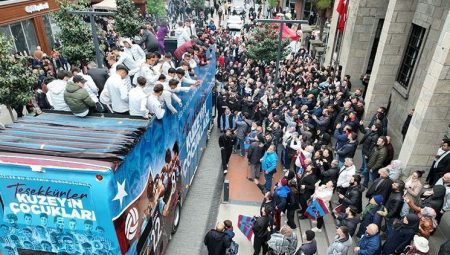 Avrupa ikincisi Trabzonspor U19 Grubu’na coşkulu karşılama!