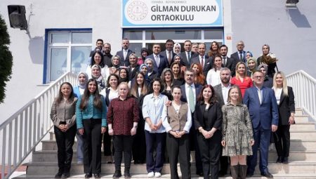 Bakan Tekin ortaokul öğrencileriyle buluştu